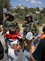 Palestiinalainen Ahed Tamimi lapsena mielenosoituksessa Israelin sotilaita vastaan