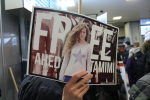Free Ahed Tamimi -juliste mielenosoittajan kädessä