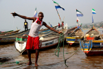 Poika venesatamassa Sierra Leonen Freetownissa