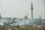 Irakin Mosulin raunioita, taustalla moskeija