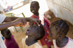 Lapsen suuhun laitetaan poliorokotetta Etelä-Sudanissa