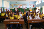 Oppilaat viittaavat luokassa Tansaniassa