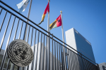 YK:n päämaja, aita ja lippuja