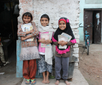 Hymyileviä pikkutyttöjä Intiassa