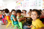 Alakouluikäisiä syyrialaislapsia luokassa