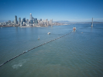 Laiva vetää San Franciscon edustalla muovijätteen keräyspuomia