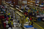 Työläisiä tehtaalla Etelä-Afrikassa
