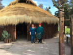 Kaksi Chilen mapucheintiaania perinteisen majan edustalla
