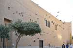 Linnut lentävät rakennuksen edustalla Riadissa Saudi-Arabiassa.