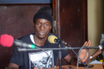 Senegalilainen räppäri Matar Khoudia Ndiaye studiossa mikrofonien takana