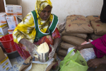 Nainen pakkaa ruoka-apua Somaliassa