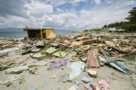 Maanjäristyksen jälkiä rannalla Indonesiassa