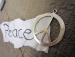 Peace-teksti ja rauhanmerkki
