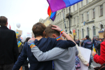 Gay pride -mielenosoittajia Pietarissa kuvattuna takaapäin halaamassa toisiaan