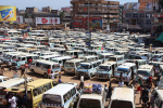 Suuri määrä takseja parkissa Ugandan Kampalassa