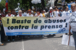 Mielenosoitukseen osallistuvia toimittajia Venezuelassa "Basta le abusos contra la prensa" -kyltin kera