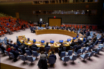 Ihmisiä YK:n turvallisuusneuvoston istuntosalissa
