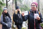 Kaksi nuorta tyttöä ja nainen suomalaisessa metsässä