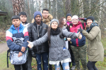 Ryhmäkuva nuorista metsässä