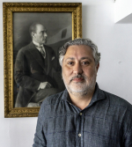 Cumhuriyet-lehden entinen päätoimittaja Murat Sabuncu taustallaan maalaus Atatürkista
