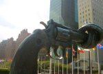 Solmuun kierrettyä revolveria esittävä patsas New Yorkissa