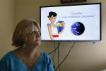 Kuubalainen ympäristaktivisti Angela Corvea, taustalla tv-ruutu