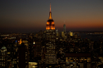 New Yorkin Empire State Building oranssissa valaistuksessa
