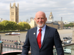 YK:n valtamerten erityisedustaja Peter Thomson taustallaan Lontoon rakennuksia