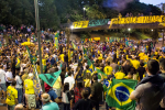 Mielenosoittajia Brasilian lippujen kera