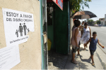 Perinteistä perhemallia puolustava juliste Kuubassa, katunäkymä