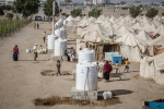 Pakolaisleirin ihmisiä ja valkoisia telttoja Jemenissä