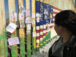 Nainen katsoo koristeltua raja-aitaa Meksikossa