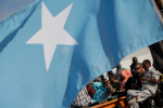 Somalian lippu, taustalla ihmisiä