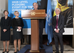 YK:n pääsihteeri puhujanpöntössä sekä kolme muuta ihmistä