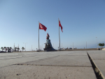 Turkin lippuja patsaan vieressä