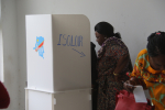 Äänestyskoppi ja äänestäjiä Kongossa