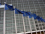 EU-lippuja Euroopan komission rakennuksen edessä
