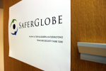 SaferGlobe-järjestön logo ovessa