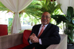 Surinamen presidentti Desiré Delano Bouterse istuu nojatuolissa
