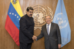 Venezuelan presidentti Nicolás Maduro ja YK:n pääsihteeri António Guterres kättelevät