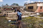 Oppilaita raunioituneen koulun pihalla Mosambikissa