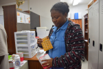Sairaanhoitaja tarkastelee lääkepakkausta toimistossa