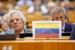 Venezuelan lippu Euroopan parlamentin istuntosalissa osallistujien pöytien edustalla