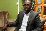 Somalian kansallistelevision johtaja Liban Abdi Ali istuu nojatuolissa, taustalla kirjahylly