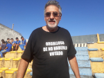 Mies, jonka t-paidassa lukee espanjaksi "Olen ylpeä siitä, että en äänestänyt häntä"