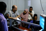 Ylen toimittaja Pasi Toivonen somalialaisten toimittajien kanssa