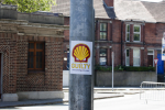 Lyhtypylvääseen liimattu "Shell Guilty" -juliste