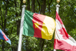 Kamerunin lippu Kanadan lipun vieressä