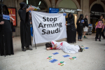 Viikatemiehiksi pukeutuneet mielenosoittajat Stop Arming Saudis -kyltin kanssa