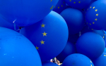 Sinisiä ilmapalloja, joissa EU:n lipun tähtiä